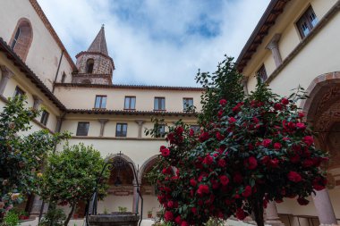 Roccamonfina 'da. Madonna dei Lattani 'nin mabedi. Monte dei Lattani 'de, deniz seviyesinden 850 metre yüksekte, Roccamonfina' nın geniş volkanik alanındaki birçok kraterden biridir..