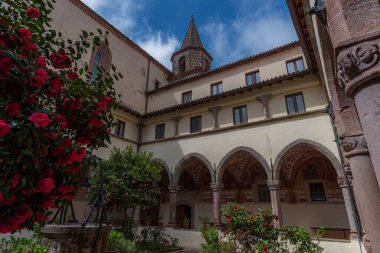 Roccamonfina 'da. Madonna dei Lattani 'nin mabedi. Monte dei Lattani 'de, deniz seviyesinden 850 metre yüksekte, Roccamonfina' nın geniş volkanik alanındaki birçok kraterden biridir..