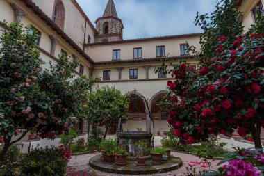 Roccamonfina 'da. Madonna dei Lattani 'nin mabedi. Monte dei Lattani 'de, deniz seviyesinden 850 metre yüksekte, Roccamonfina' nın geniş volkanik alanındaki birçok kraterden biridir..