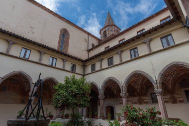 Roccamonfina 'da. Madonna dei Lattani 'nin mabedi. Monte dei Lattani 'de, deniz seviyesinden 850 metre yüksekte, Roccamonfina' nın geniş volkanik alanındaki birçok kraterden biridir..