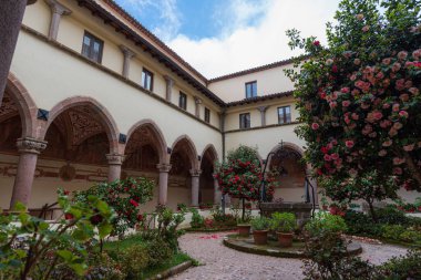 Roccamonfina 'da. Madonna dei Lattani 'nin mabedi. Monte dei Lattani 'de, deniz seviyesinden 850 metre yüksekte, Roccamonfina' nın geniş volkanik alanındaki birçok kraterden biridir..