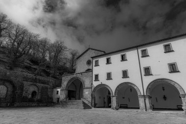 Roccamonfina 'da. Madonna dei Lattani 'nin mabedi. Monte dei Lattani 'de, deniz seviyesinden 850 metre yüksekte, Roccamonfina' nın geniş volkanik alanındaki birçok kraterden biridir..