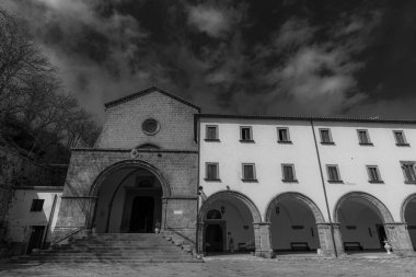 Roccamonfina 'da. Madonna dei Lattani 'nin mabedi. Monte dei Lattani 'de, deniz seviyesinden 850 metre yüksekte, Roccamonfina' nın geniş volkanik alanındaki birçok kraterden biridir..