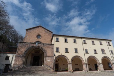 Roccamonfina 'da. Madonna dei Lattani 'nin mabedi. Monte dei Lattani 'de, deniz seviyesinden 850 metre yüksekte, Roccamonfina' nın geniş volkanik alanındaki birçok kraterden biridir..