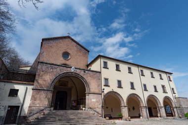 Roccamonfina 'da. Madonna dei Lattani 'nin mabedi. Monte dei Lattani 'de, deniz seviyesinden 850 metre yüksekte, Roccamonfina' nın geniş volkanik alanındaki birçok kraterden biridir..