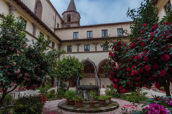 Roccamonfina 'da. Madonna dei Lattani 'nin mabedi. Monte dei Lattani 'de, deniz seviyesinden 850 metre yüksekte, Roccamonfina' nın geniş volkanik alanındaki birçok kraterden biridir..