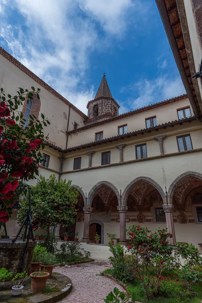 Roccamonfina 'da. Madonna dei Lattani 'nin mabedi. Monte dei Lattani 'de, deniz seviyesinden 850 metre yüksekte, Roccamonfina' nın geniş volkanik alanındaki birçok kraterden biridir..