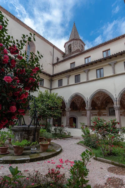 Roccamonfina 'da. Madonna dei Lattani 'nin mabedi. Monte dei Lattani 'de, deniz seviyesinden 850 metre yüksekte, Roccamonfina' nın geniş volkanik alanındaki birçok kraterden biridir..