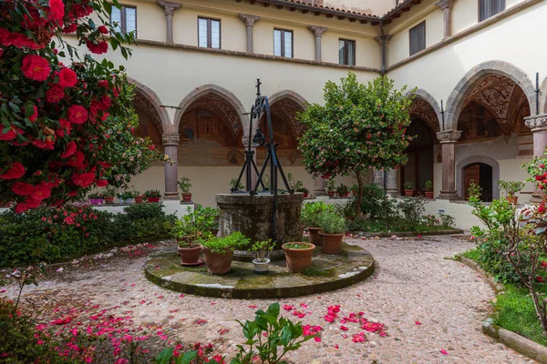 Roccamonfina 'da. Madonna dei Lattani 'nin mabedi. Monte dei Lattani 'de, deniz seviyesinden 850 metre yüksekte, Roccamonfina' nın geniş volkanik alanındaki birçok kraterden biridir..