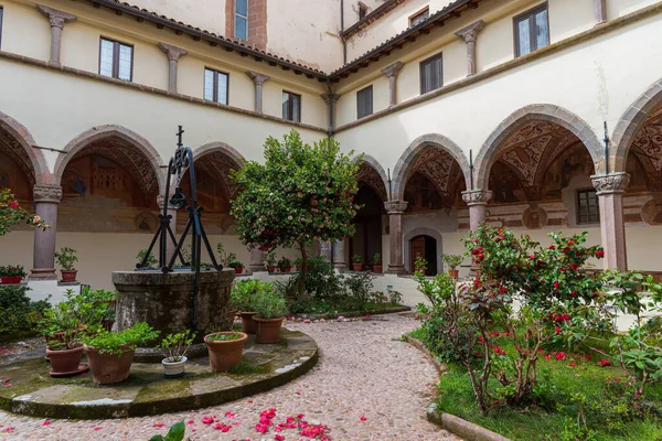 Roccamonfina 'da. Madonna dei Lattani 'nin mabedi. Monte dei Lattani 'de, deniz seviyesinden 850 metre yüksekte, Roccamonfina' nın geniş volkanik alanındaki birçok kraterden biridir..