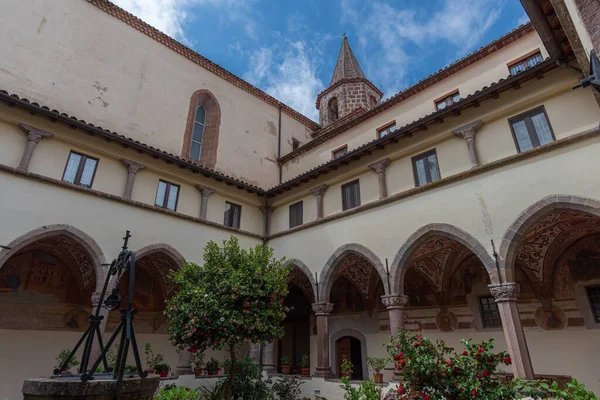 Roccamonfina 'da. Madonna dei Lattani 'nin mabedi. Monte dei Lattani 'de, deniz seviyesinden 850 metre yüksekte, Roccamonfina' nın geniş volkanik alanındaki birçok kraterden biridir..