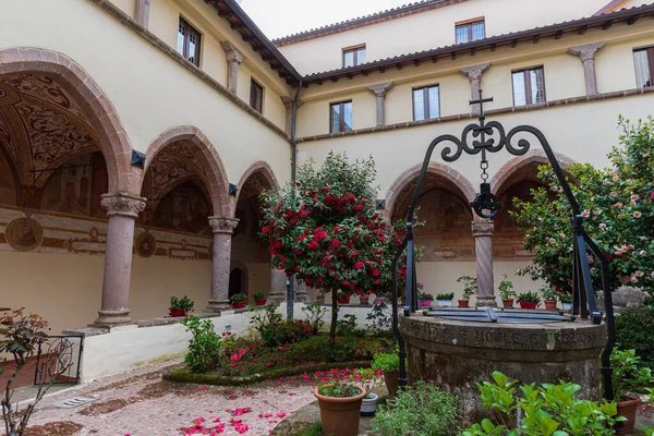 Roccamonfina 'da. Madonna dei Lattani 'nin mabedi. Monte dei Lattani 'de, deniz seviyesinden 850 metre yüksekte, Roccamonfina' nın geniş volkanik alanındaki birçok kraterden biridir..