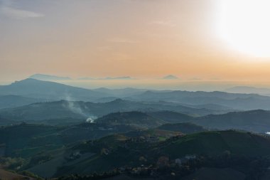 İtalya 'nın doğusunda yer alan Marş, Apennine dağları ile Adriyatik Denizi arasında yükselir..
