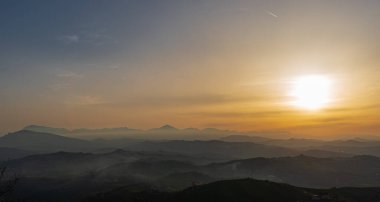 İtalya 'nın doğusunda yer alan Marş, Apennine dağları ile Adriyatik Denizi arasında yükselir..