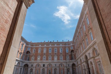 Caserta, Campania, İtalya, Vanvitellian Sarayı. Caserta 'da parkı olan bir kraliyet sarayı. Burası dünyanın en büyük kraliyet evi..
