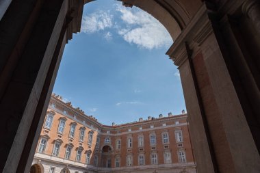 Caserta, Campania, İtalya, Vanvitellian Sarayı. Caserta 'da parkı olan bir kraliyet sarayı. Burası dünyanın en büyük kraliyet evi..