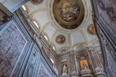 Caserta, Campania, İtalya, Vanvitellian Sarayı. Caserta 'da parkı olan bir kraliyet sarayı. Burası dünyanın en büyük kraliyet evi..