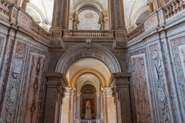Caserta, Campania, İtalya, Vanvitellian Sarayı. Caserta 'da parkı olan bir kraliyet sarayı. Burası dünyanın en büyük kraliyet evi..