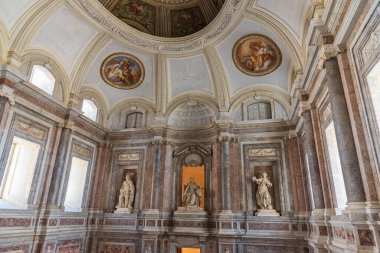 Caserta, Campania, İtalya, Vanvitellian Sarayı. Caserta 'da parkı olan bir kraliyet sarayı. Burası dünyanın en büyük kraliyet evi..