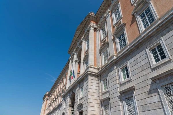 Caserta, Campania, İtalya, Vanvitellian Sarayı. Caserta 'da parkı olan bir kraliyet sarayı. Burası dünyanın en büyük kraliyet evi..