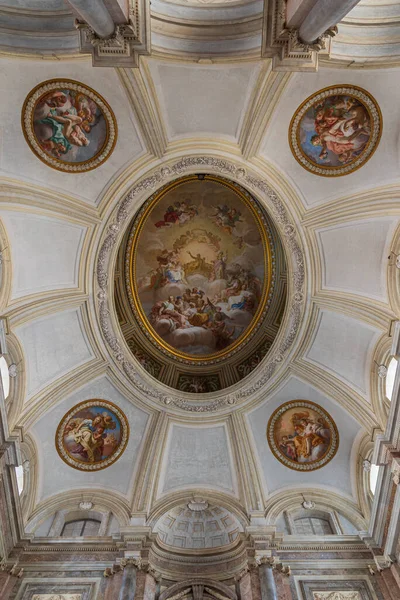 Caserta, Campania, İtalya, Vanvitellian Sarayı. Caserta 'da parkı olan bir kraliyet sarayı. Burası dünyanın en büyük kraliyet evi..