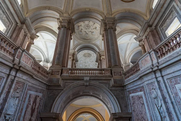 Caserta, Campania, İtalya, Vanvitellian Sarayı. Caserta 'da parkı olan bir kraliyet sarayı. Burası dünyanın en büyük kraliyet evi..