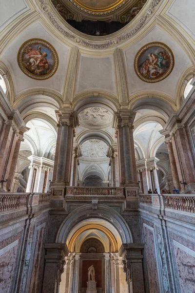 Caserta, Campania, İtalya, Vanvitellian Sarayı. Caserta 'da parkı olan bir kraliyet sarayı. Burası dünyanın en büyük kraliyet evi..