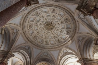 Caserta, Campania, İtalya, Vanvitellian Sarayı. Caserta 'da parkı olan bir kraliyet sarayı. Burası dünyanın en büyük kraliyet evi..