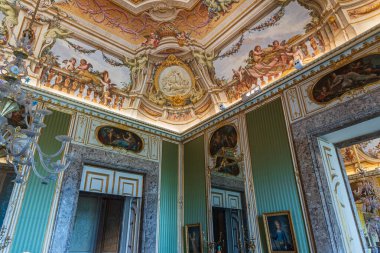 Caserta, Campania, İtalya, Vanvitellian Sarayı. Caserta 'da parkı olan bir kraliyet sarayı. Burası dünyanın en büyük kraliyet evi..