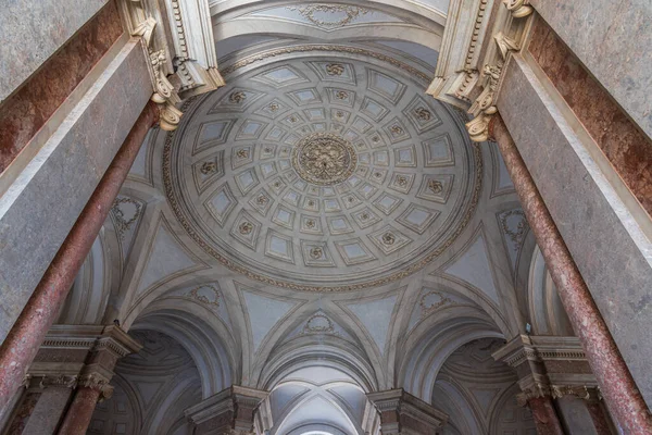 Caserta, Campania, İtalya, Vanvitellian Sarayı. Caserta 'da parkı olan bir kraliyet sarayı. Burası dünyanın en büyük kraliyet evi..