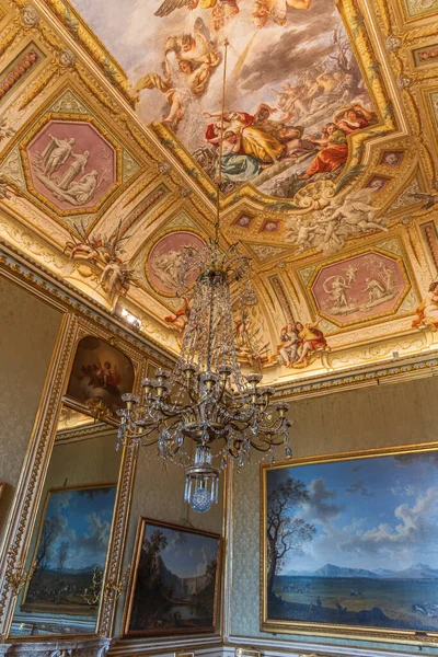 Caserta, Campania, İtalya, Vanvitellian Sarayı. Caserta 'da parkı olan bir kraliyet sarayı. Burası dünyanın en büyük kraliyet evi..