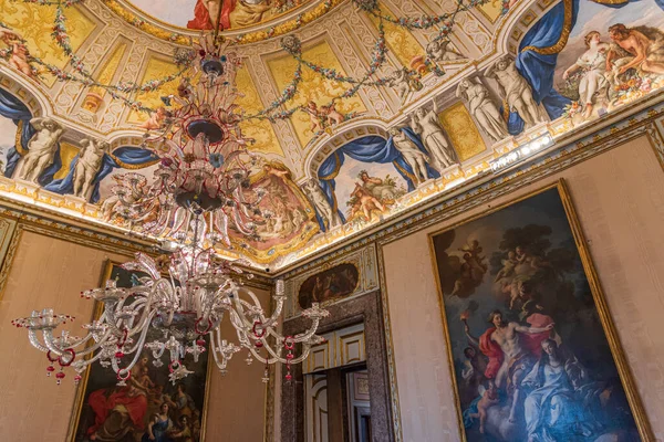 Caserta, Campania, İtalya, Vanvitellian Sarayı. Caserta 'da parkı olan bir kraliyet sarayı. Burası dünyanın en büyük kraliyet evi..