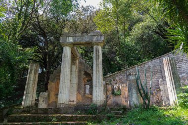 Caserta Kraliyet Sarayı, Caserta 'da yer alan ve tarihsel olarak Sicilya' nın Burbonları 'na ait bir kraliyet sarayıdır..