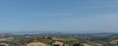 İtalya 'nın doğusunda yer alan Marş, Apennine dağları ile Adriyatik Denizi arasında yükselir..