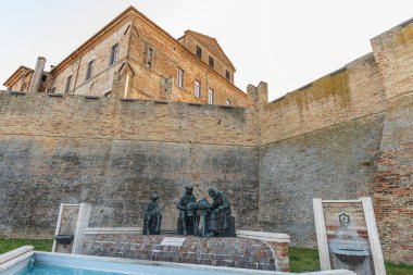 1983 'te yapılmış bronz bir anıt. Bobbin Dantelin Offida 'da ne kadar önemli olduğuna tanıklık etmek için kasabanın girişine yerleştirildi..