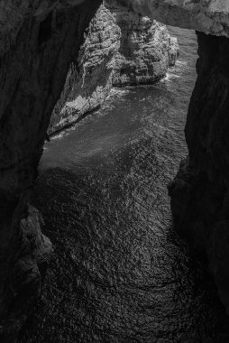 Grotta del Turco olarak adlandırılır, tıpkı dokuzuncu yüzyılda Sarazenlerin gemilerinin bu stratejik yarıklara sığınarak transit gemilere saldırıp onları yağmaladıkları gibi..