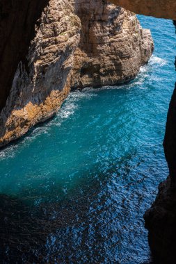 Grotta del Turco olarak adlandırılır, tıpkı dokuzuncu yüzyılda Sarazenlerin gemilerinin bu stratejik yarıklara sığınarak transit gemilere saldırıp onları yağmaladıkları gibi..