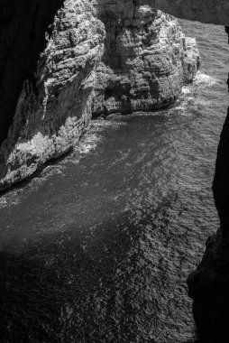 Grotta del Turco olarak adlandırılır, tıpkı dokuzuncu yüzyılda Sarazenlerin gemilerinin bu stratejik yarıklara sığınarak transit gemilere saldırıp onları yağmaladıkları gibi..