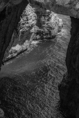 Grotta del Turco olarak adlandırılır, tıpkı dokuzuncu yüzyılda Sarazenlerin gemilerinin bu stratejik yarıklara sığınarak transit gemilere saldırıp onları yağmaladıkları gibi..
