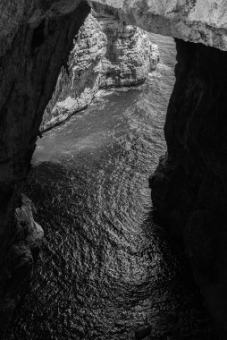 Grotta del Turco olarak adlandırılır, tıpkı dokuzuncu yüzyılda Sarazenlerin gemilerinin bu stratejik yarıklara sığınarak transit gemilere saldırıp onları yağmaladıkları gibi..