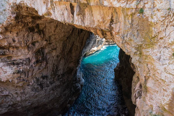 Grotta del Turco olarak adlandırılır, tıpkı dokuzuncu yüzyılda Sarazenlerin gemilerinin bu stratejik yarıklara sığınarak transit gemilere saldırıp onları yağmaladıkları gibi..
