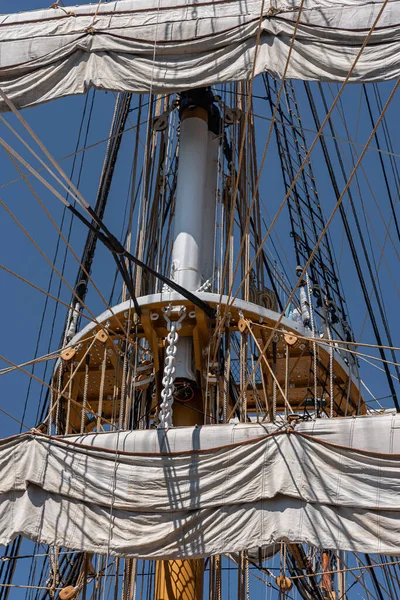 Amerigo Vespucci, Deniz Harp Okulu 'nun normal rollerinde subay adaylarının eğitimi için inşa edilmiş bir donanma gemisidir..