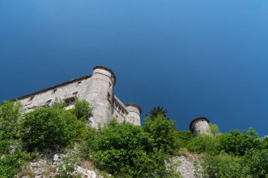 Kale 11. yüzyılda, Carpino nehrine bakan vadinin üzerinde 5 kuleyle çevrili düzensiz bir beşgen şeklinde inşa edildi. 1223 yılında Ruggero da Pescolanciano tarafından yok edildi..