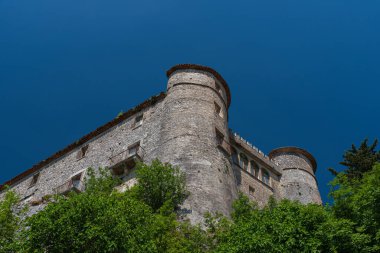 Kale 11. yüzyılda, Carpino nehrine bakan vadinin üzerinde 5 kuleyle çevrili düzensiz bir beşgen şeklinde inşa edildi. 1223 yılında Ruggero da Pescolanciano tarafından yok edildi..