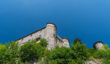 Kale 11. yüzyılda, Carpino nehrine bakan vadinin üzerinde 5 kuleyle çevrili düzensiz bir beşgen şeklinde inşa edildi. 1223 yılında Ruggero da Pescolanciano tarafından yok edildi..