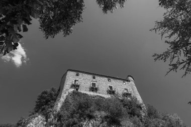 Kale 11. yüzyılda, Carpino nehrine bakan vadinin üzerinde 5 kuleyle çevrili düzensiz bir beşgen şeklinde inşa edildi. 1223 yılında Ruggero da Pescolanciano tarafından yok edildi..