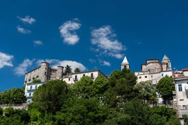 Kale 11. yüzyılda, Carpino nehrine bakan vadinin üzerinde 5 kuleyle çevrili düzensiz bir beşgen şeklinde inşa edildi. 1223 yılında Ruggero da Pescolanciano tarafından yok edildi..