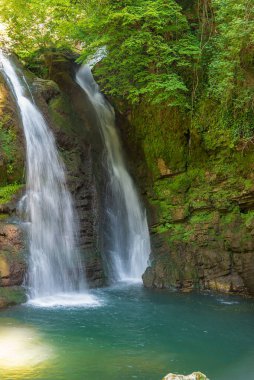 Molise 'deki çok küçük bir köyün kalbinde, büyülü bir ormana ve çiçeklere daldırılmış, Carpinone şelalesi bulunuyor, yerel doğanın en büyüleyici manzaralarından biri..