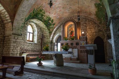 Grotta di San Michele Arcangelo, 1890 'da eski kilisenin kalıntıları üzerine yeniden inşa edildi ve genişletildi. Orada hacı, insan ve doğa arasındaki bağı tecrübe edebilir..