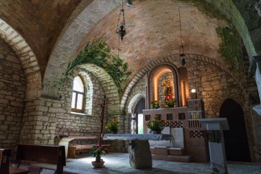 Grotta di San Michele Arcangelo, 1890 'da eski kilisenin kalıntıları üzerine yeniden inşa edildi ve genişletildi. Orada hacı, insan ve doğa arasındaki bağı tecrübe edebilir..